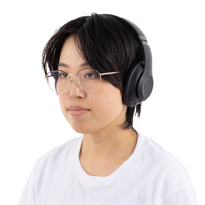 重すぎず首や肩への負担が少ない。ヘッドバンドの調整幅も広くフィットさせやすい