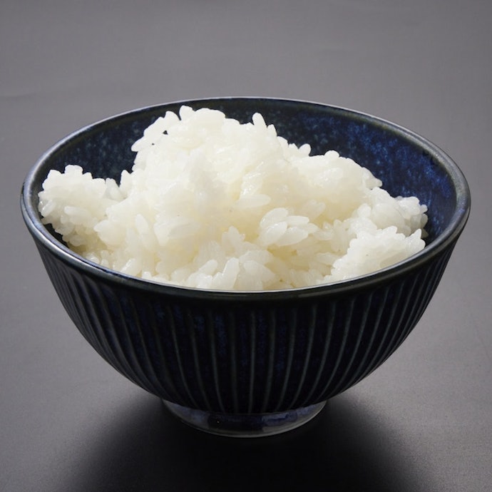 炊いたお米はつややかな仕上がりに。少し硬めで、あっさりとした味わいだった