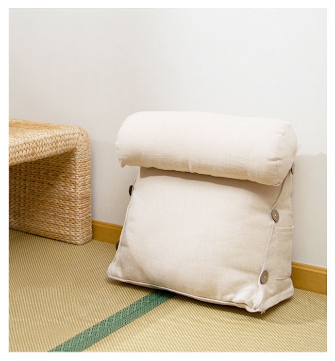 寄りかかってくつろぎたい人は背もたれクッションがベター