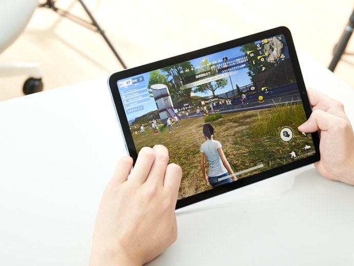 ゲームは両手で操作しにくい印象。フチとボタンも気になりやすい