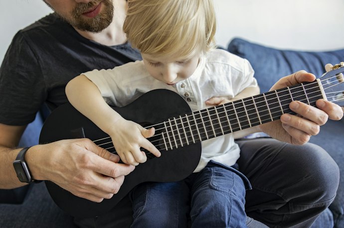 ミニギター:フォークタイプよりさらに小型。子どもや腕力のない人に最適