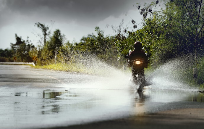 雨天時にもバイクに乗るなら防水透湿性があるものをチョイス
