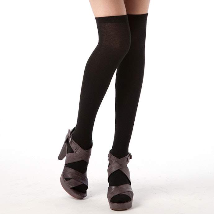 ニーハイソックス:ミニスカートやショートパンツコーデにおすすめ