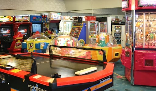 友人や恋人と盛り上がるなら、カラオケ・ゲーム付きのホテルもあり