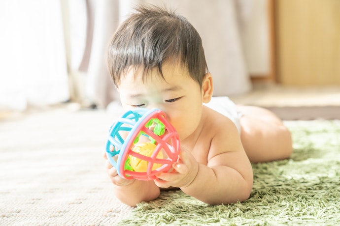 4〜6か月になったら、握れるおもちゃがおすすめ