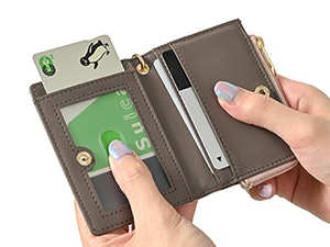 プライバシーを保護したいなら2つ折りがぴったり。収納枚数の多さも魅力。