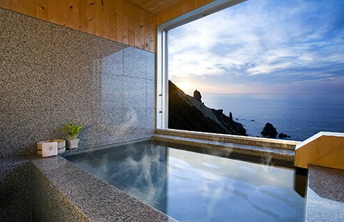 日々の疲れをゆっくり癒したい人は、温泉付きの宿をチョイス