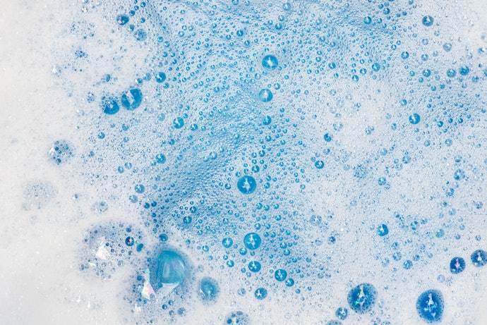 効率よく汚れを落とすには発泡剤がうってつけ。汚れを包む界面活性剤にも着目