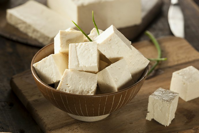 鍋料理や煮込み料理に使うなら、崩れにくい木綿豆腐がおすすめ