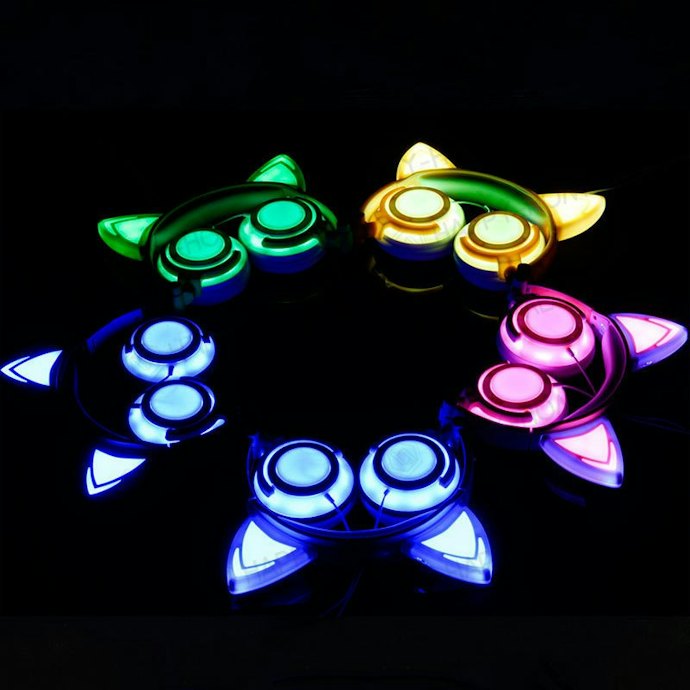 LED機能がついていれば、耳が光って見た目のインパクト大