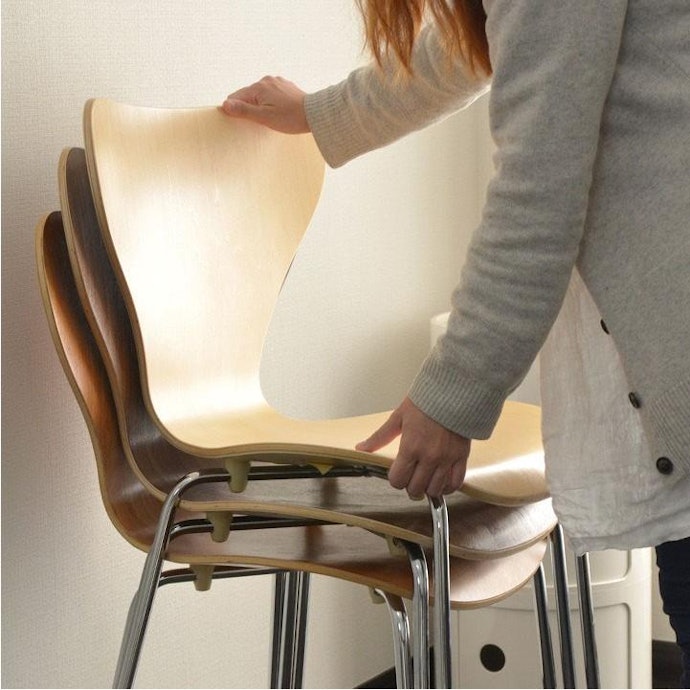 ダイニングテーブル用など普段使いなら、背もたれありのチェアタイプ