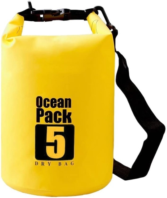10L以下なら、海・プールなど貴重品の携帯に便利