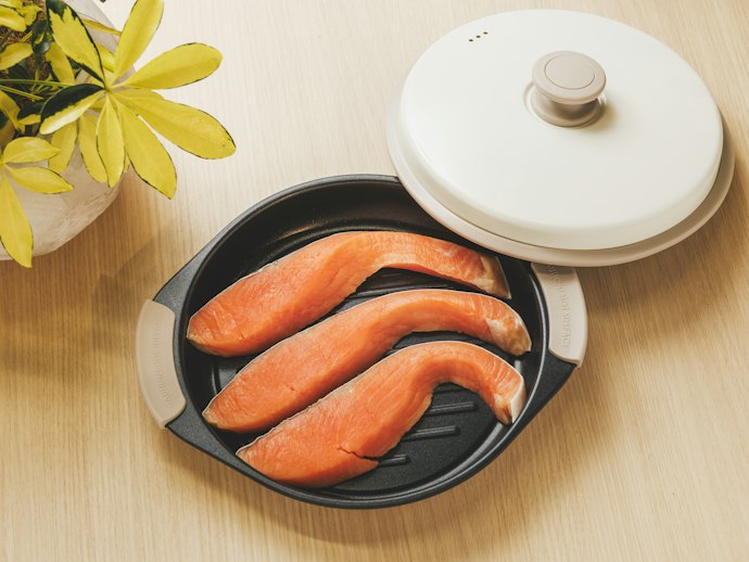 ①鮭をそのままレンジグリルに乗せる