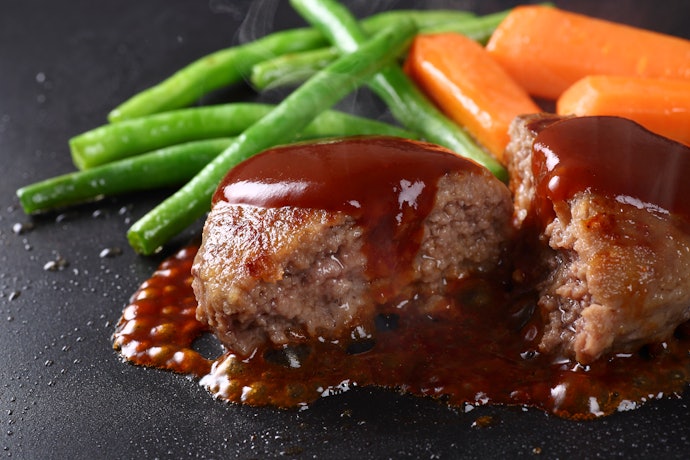 ハンバーグ:ひき肉を使った定番料理。ちょっとした贅沢や贈り物にも