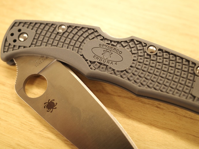 サムホールが特徴的なスパイダルコ(Spyderco)