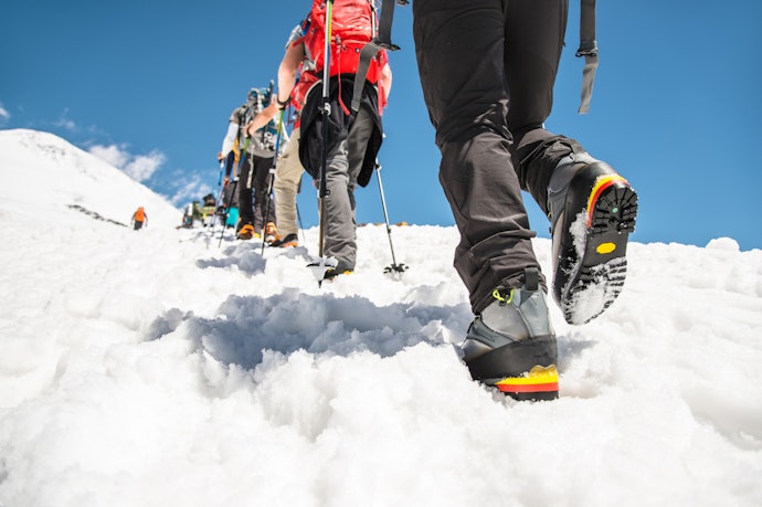 雪山を登るなら、保温材が入った冬用靴も検討しよう