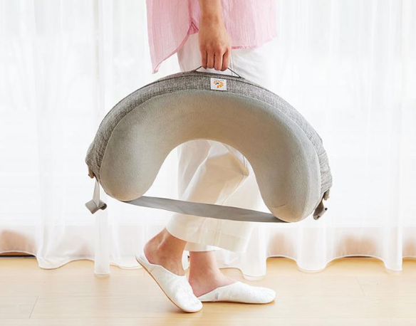 持ち運びに便利な持ち手つき。外出時も手軽に
