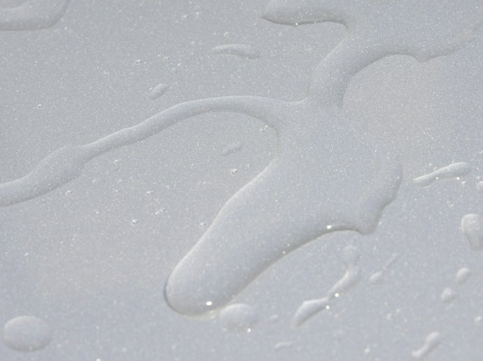 水がさらっと流れ落ちる自然な仕上がりが好みなら親水タイプもあり