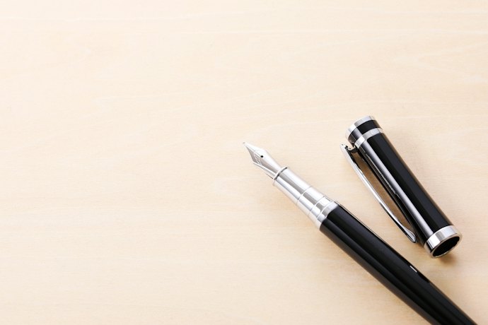 極細(EF):メモや手帳などに細かい文字を書きたい人向け