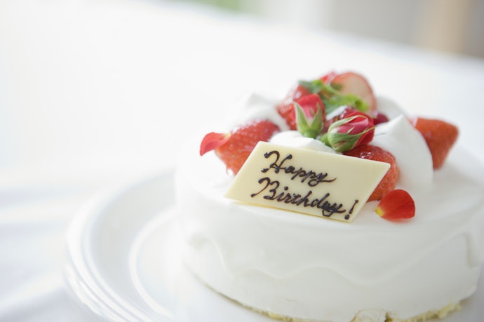 誕生日祝いには、ホール型のバースデーケーキを