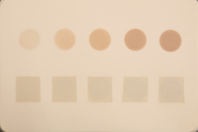 色が濃いシミもほぼ透けずにカバー。汗や摩擦には弱い