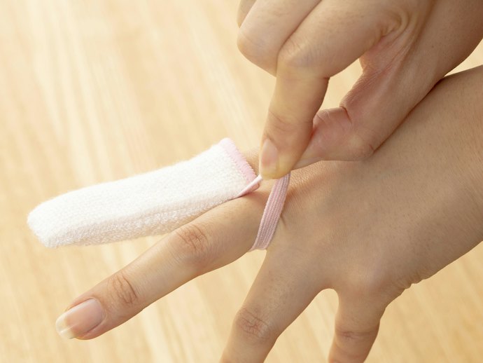 噛みちぎられないか、手や指から離れないかをチェック