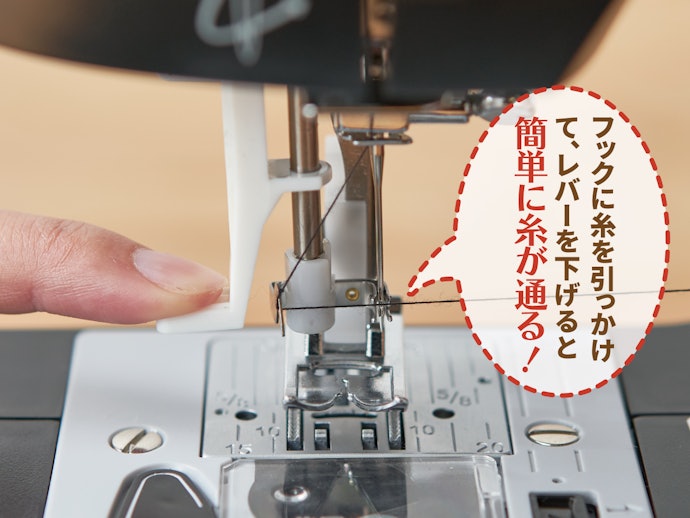 楽に針穴に糸通しできる「自動針穴糸通し」付きがおすすめ