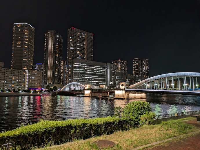 夜景もノイズのないクリアな仕上がり。夜の撮影のお供に向く