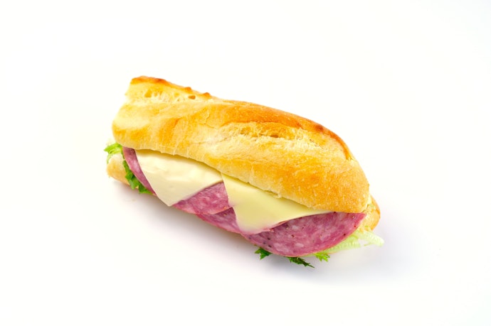 パンが柔らかく食べやすい。ソフトサラミをしっかり味わえるサンドイッチ