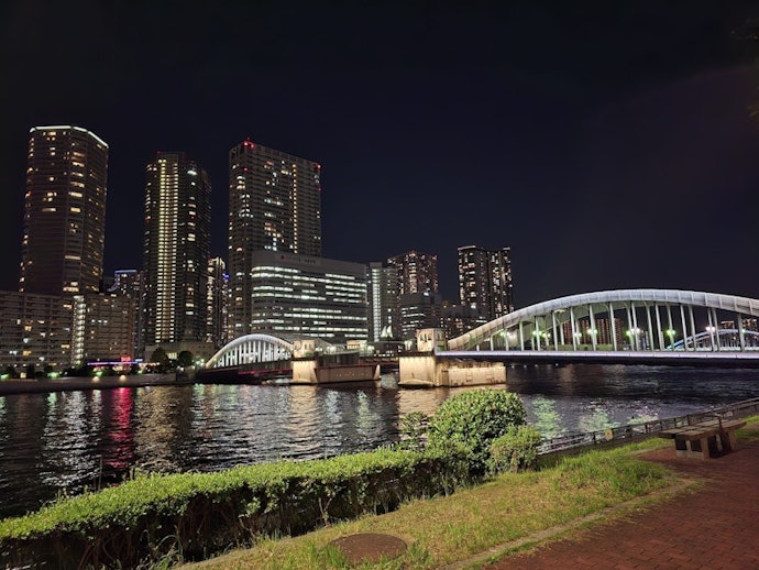 夜景にもノイズが入りにくい。拡大しても粗さが気にならない