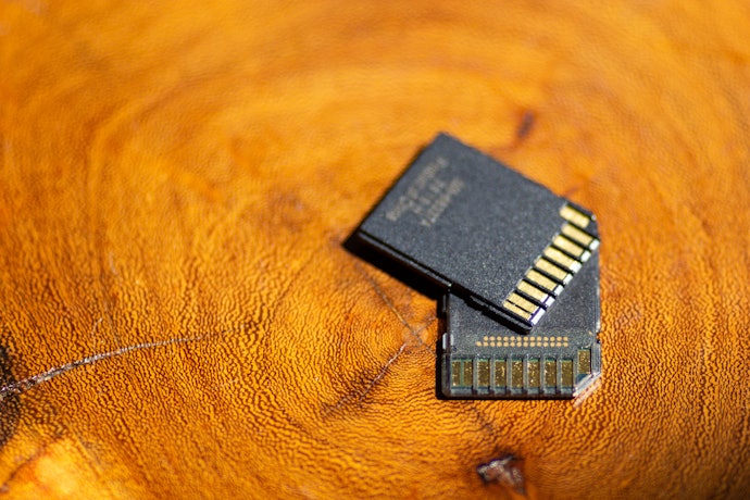 SDスロット搭載で容量不足の心配は少ない。おサイフケータイも使える