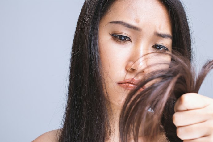 髪の傷みが気になる人は、加水分解ケラチンなどのダメージ補修成分をチェック