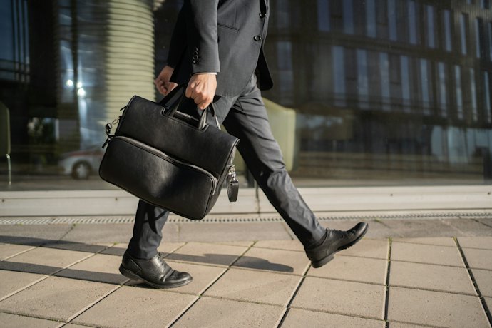 レザー:大人っぽさ・高級感を求める人は要チェック
