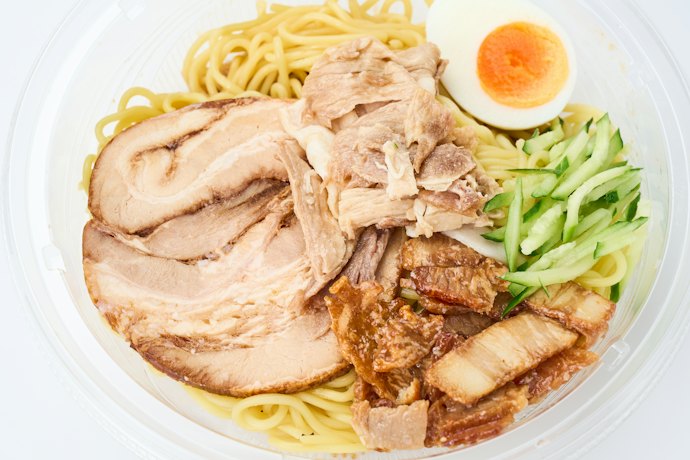 厚切りチャーシューが主役!3種の肉を味わう贅沢冷やし中華