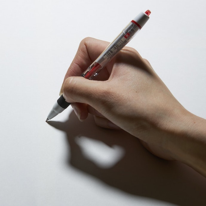 影が多重にならない。光もちらつかず、長時間の勉強でも目が疲れにくい