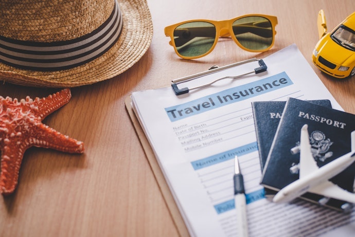 旅行保険が付帯。海外は最高1億円まで補償される