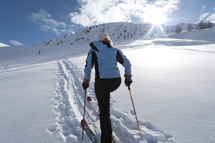 ハードな動きが多い登山やスキーにはパンツタイプがおすすめ