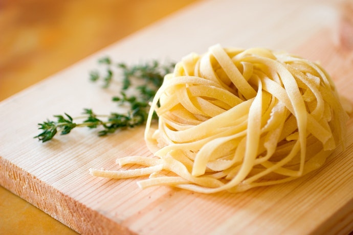 ソースの絡みやすさを重視するなら平打ちパスタも選択肢に