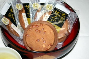 素朴で万人受けするお菓子を選びたいなら、南部せんべい・いかせんべいを選択