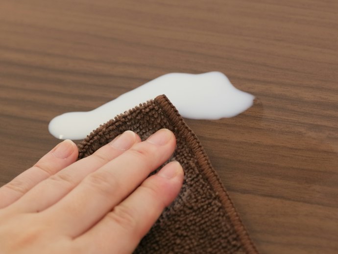 UV塗装の天板なら、汚れがついてもサッと落とせる