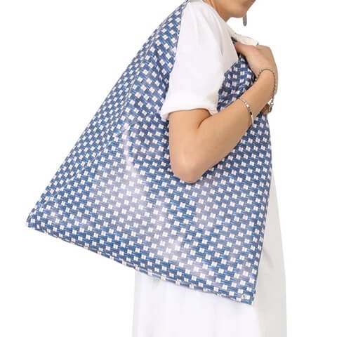 シンプルな服に合わせたいなら柄入りのものがおしゃれ