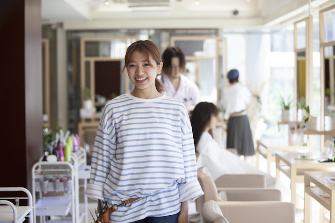 一緒にヘアカットもしたい・値段を安く抑えたいなら美容室をチョイス