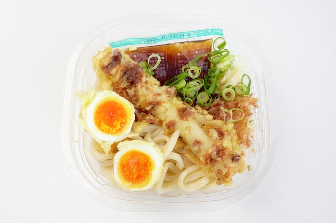 天ぷらがドンっと豪快!鰹節がアクセントの冷やしうどん