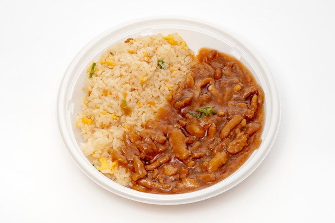 味しっかりチャーハンに、どっさり肉!鶏ガラ出汁の旨み広がる町中華風な味わい