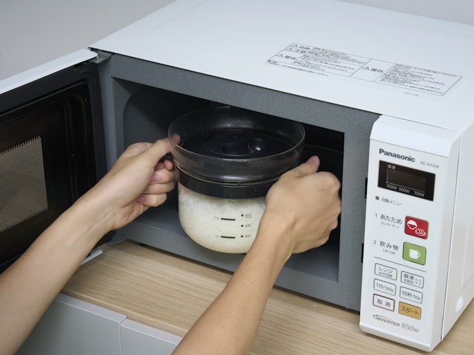 電子レンジで簡単にツヤツヤごはん!おしゃれなデザインでインテリアにも馴染みます