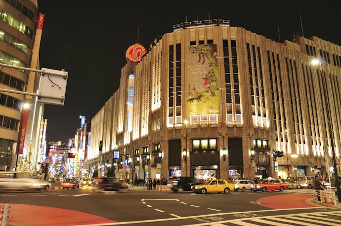 JR新宿東口エリア:商業施設が多くショッピングを楽しみたい人におすすめ