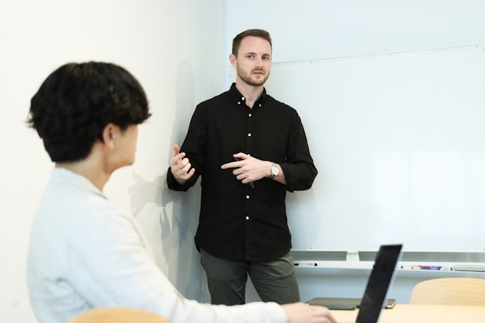 仕事で使う場合はビジネス会話に特化した教室が狙い目