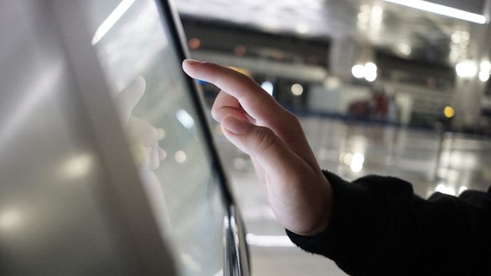 タッチパネル:スマホやタブレット感覚で使いたい人に