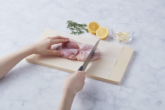 肉や魚をカットするなら凹凸加工されたシートが便利