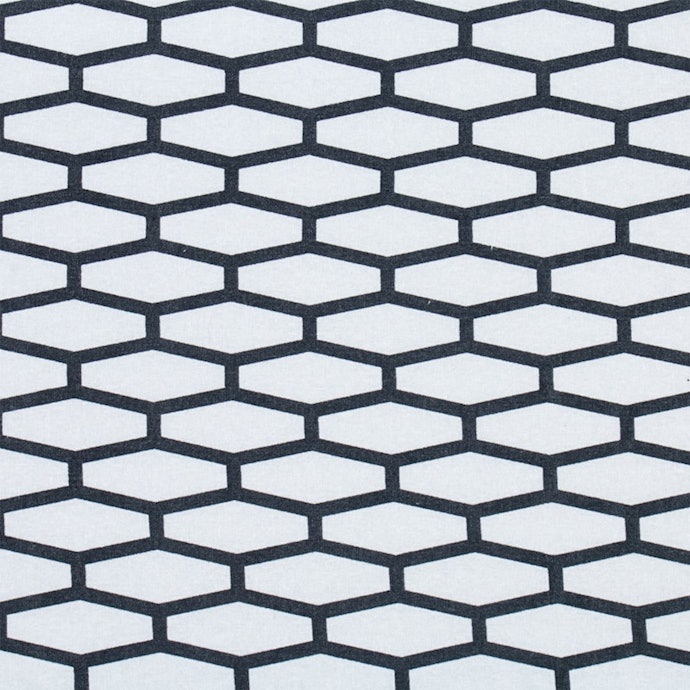 全体的にきれいであるのの、深いシワが残る。パリッと感は少なめ